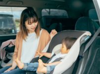 車にチャイルドシールドをつけている女性ドライバー