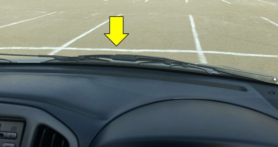 停止線で正確に停車する方法は運転席から線を確実に見ること。