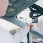 ペーパードライバー講習を受けて一人で運転練習をする女性ペーパードライバー