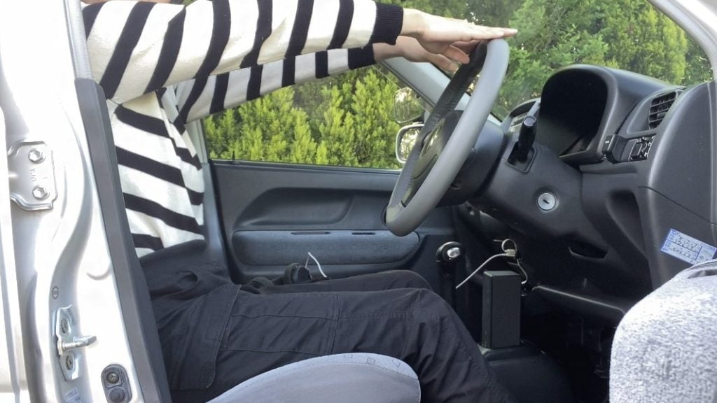 運転席の背もたれを調整していないのでハンドルが届かなくなっている