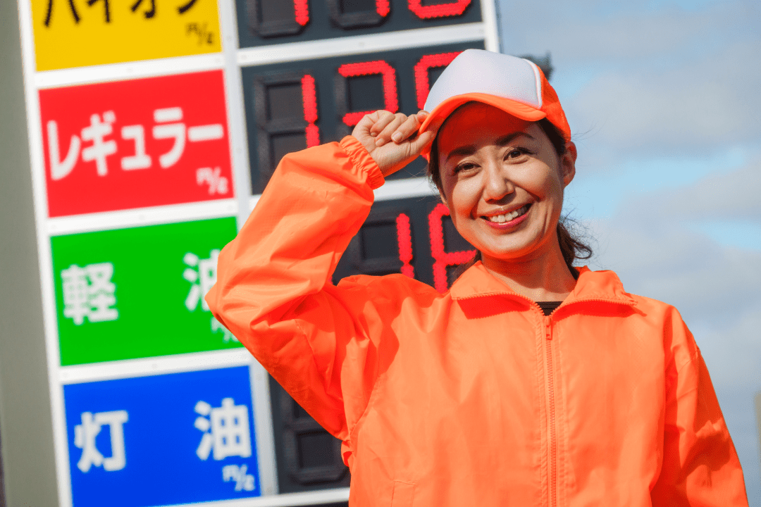 セルフのガソリンスタンドの女性店員さん