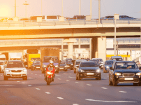 バイクが速いスピードで車の間をすり抜けしている