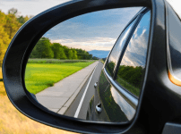 道路の左側に車を寄せたときのドアミラーの見え方