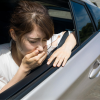 車酔いをしている女性の同乗者