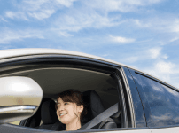 女性が車の助手席に座っている