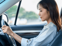目線が下がっている女性ドライバー