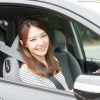 ペーパードライバーを卒業して楽しく運転している女性ドライバー