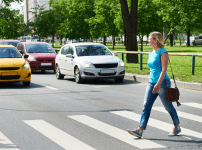 横断歩道を渡っている女性