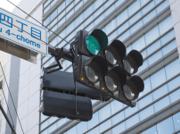 青信号のついている交差点