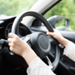 ハンドルを握っている女性ペーパードライバー