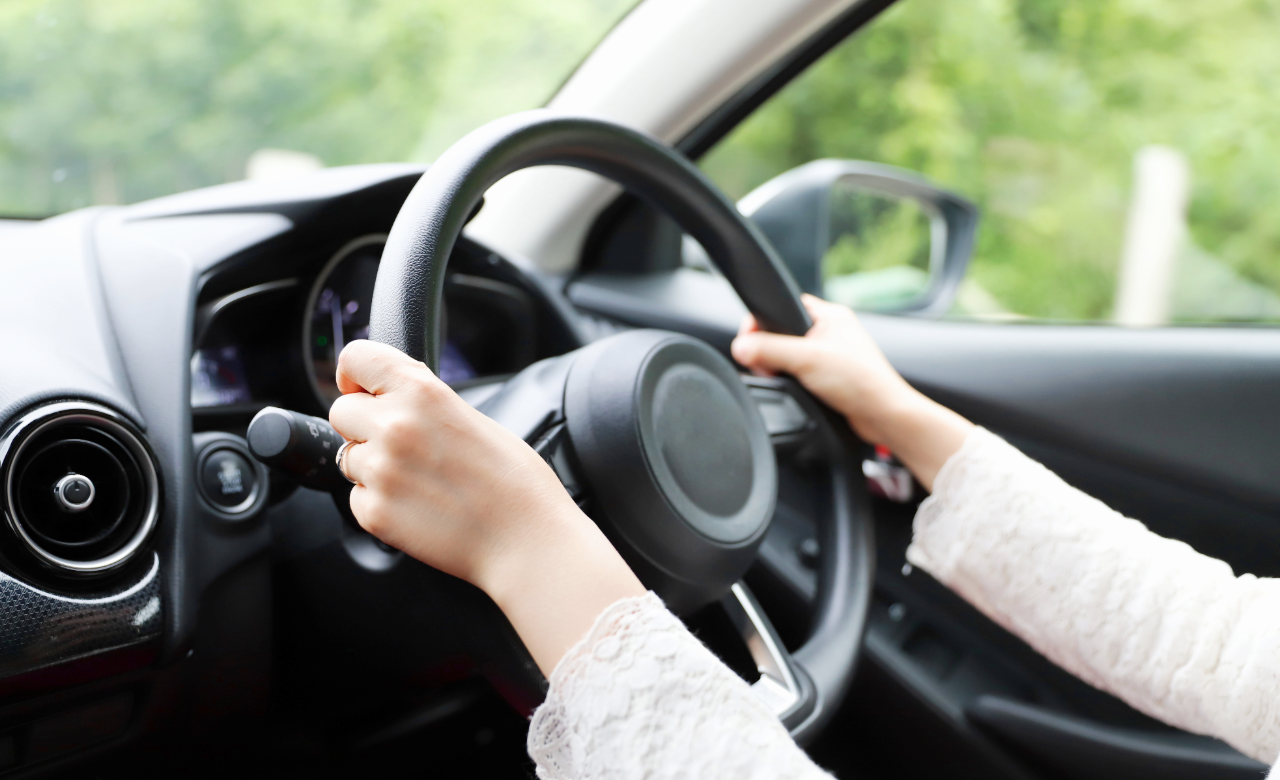 ハンドルを握っている女性ペーパードライバー